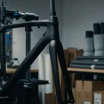 Atelier profesional de biciclete cu un cadru de carbon pregătit pentru demontare și ambalare sigură