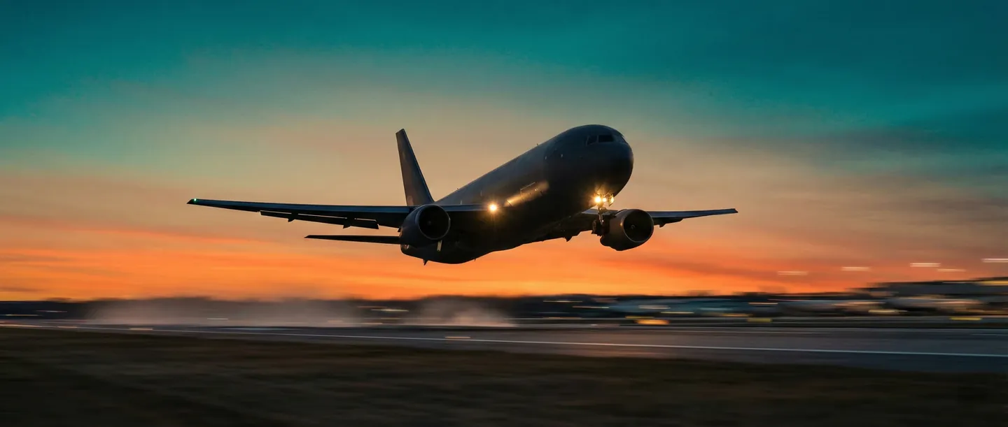 Avion cargo decolând la apus, simbolizând viteza livrării Express pentru mostre urgente