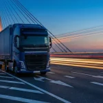 Camion de marfă traversând un pod modern într-o cursă internațională România - Marea Britanie