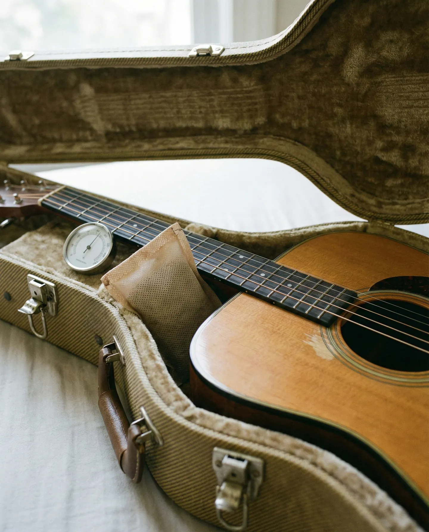 Controlul umidității în cutia instrumentului pentru a preveni crăpăturile lemnului