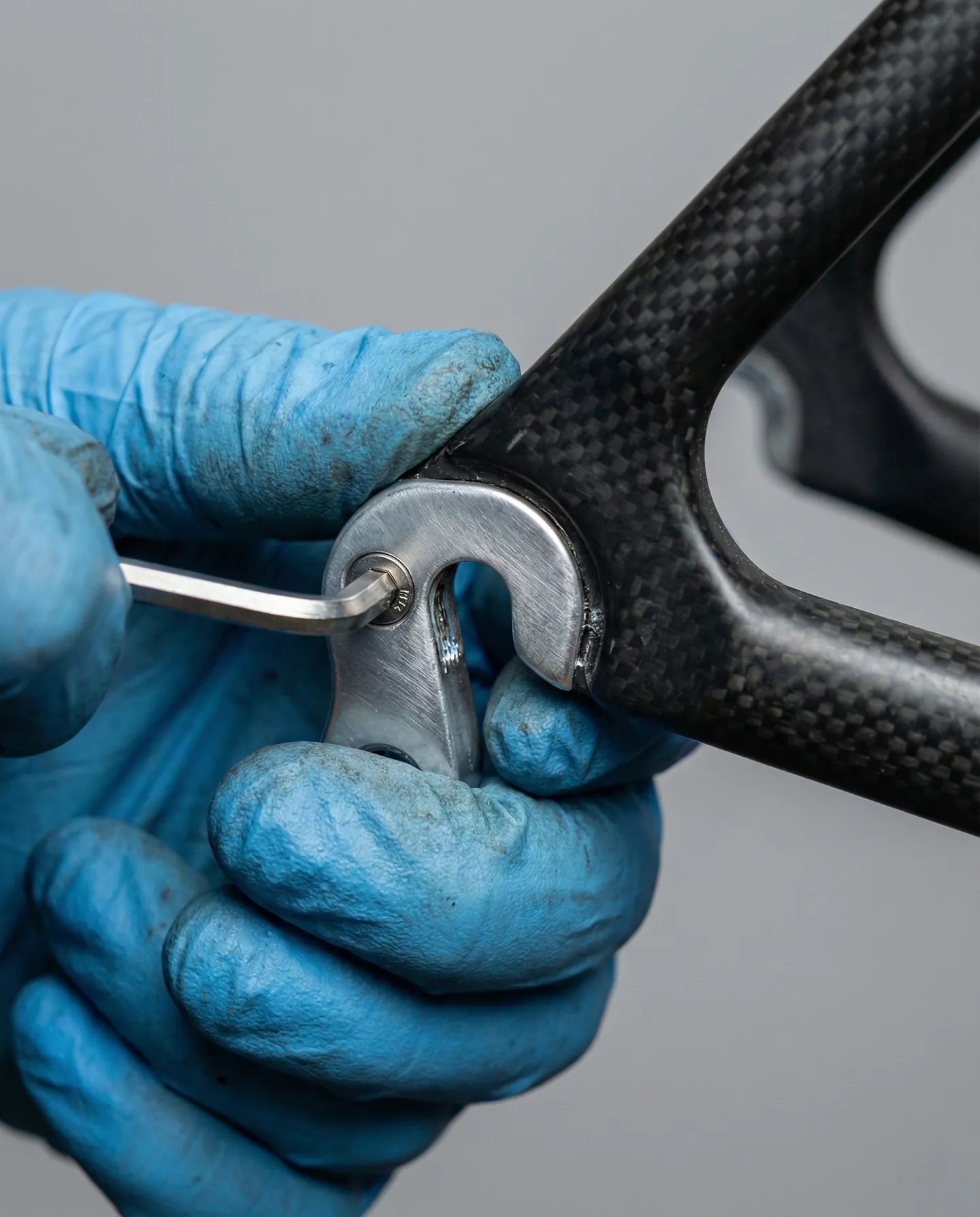 Demontarea urechii de schimbător de pe cadrul de bicicletă pentru a preveni deteriorarea în timpul transportului