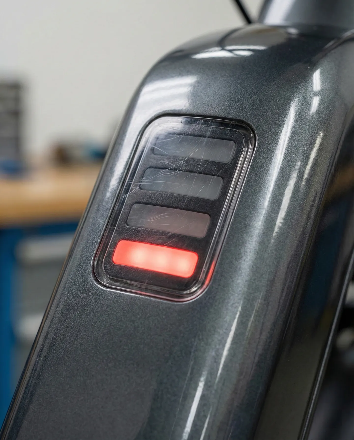 Indicator nivel baterie e-bike arătând încărcare sub 30% pentru transport sigur