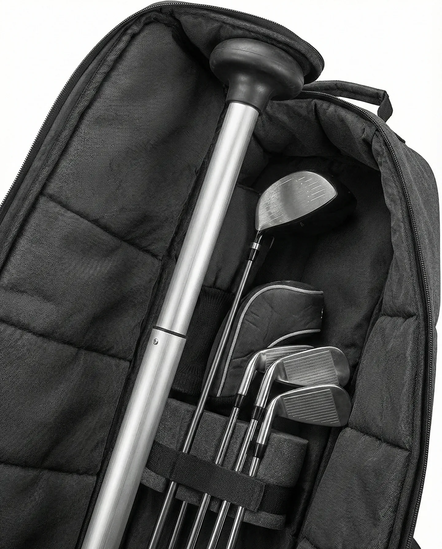 Interiorul unei genți de golf pregătite de drum, evidențiind tija protectoare Stiff Arm care depășește lungimea driver-ului